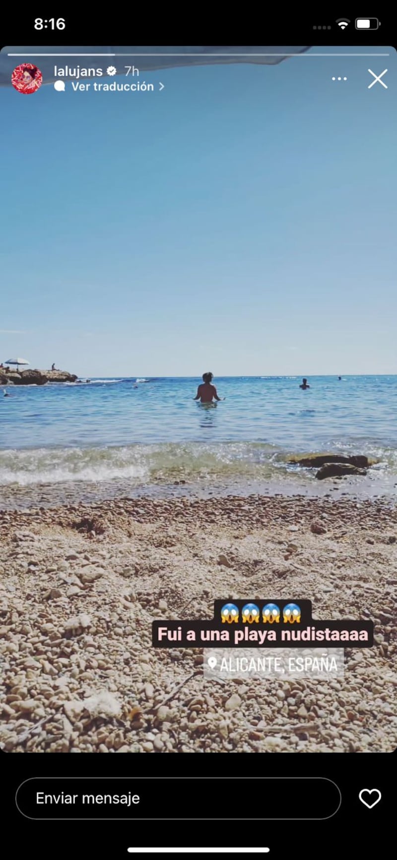 Daniela Luján presume foto en topless
