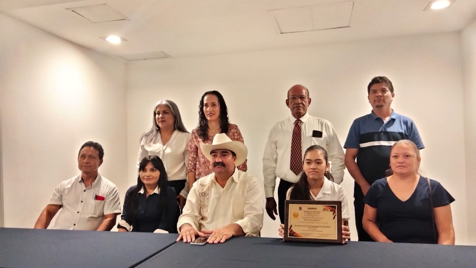 La familia, maestros, alcalde y la joven Valeria participaron en una conferencia de prensa.