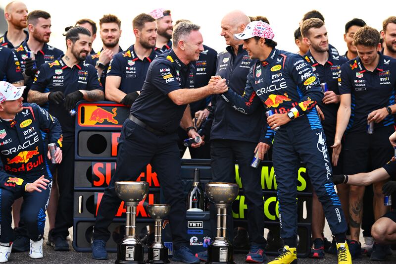 Sergio Pérez y el equipo Red bull festejando el podio doble en Suzuka, Japón.