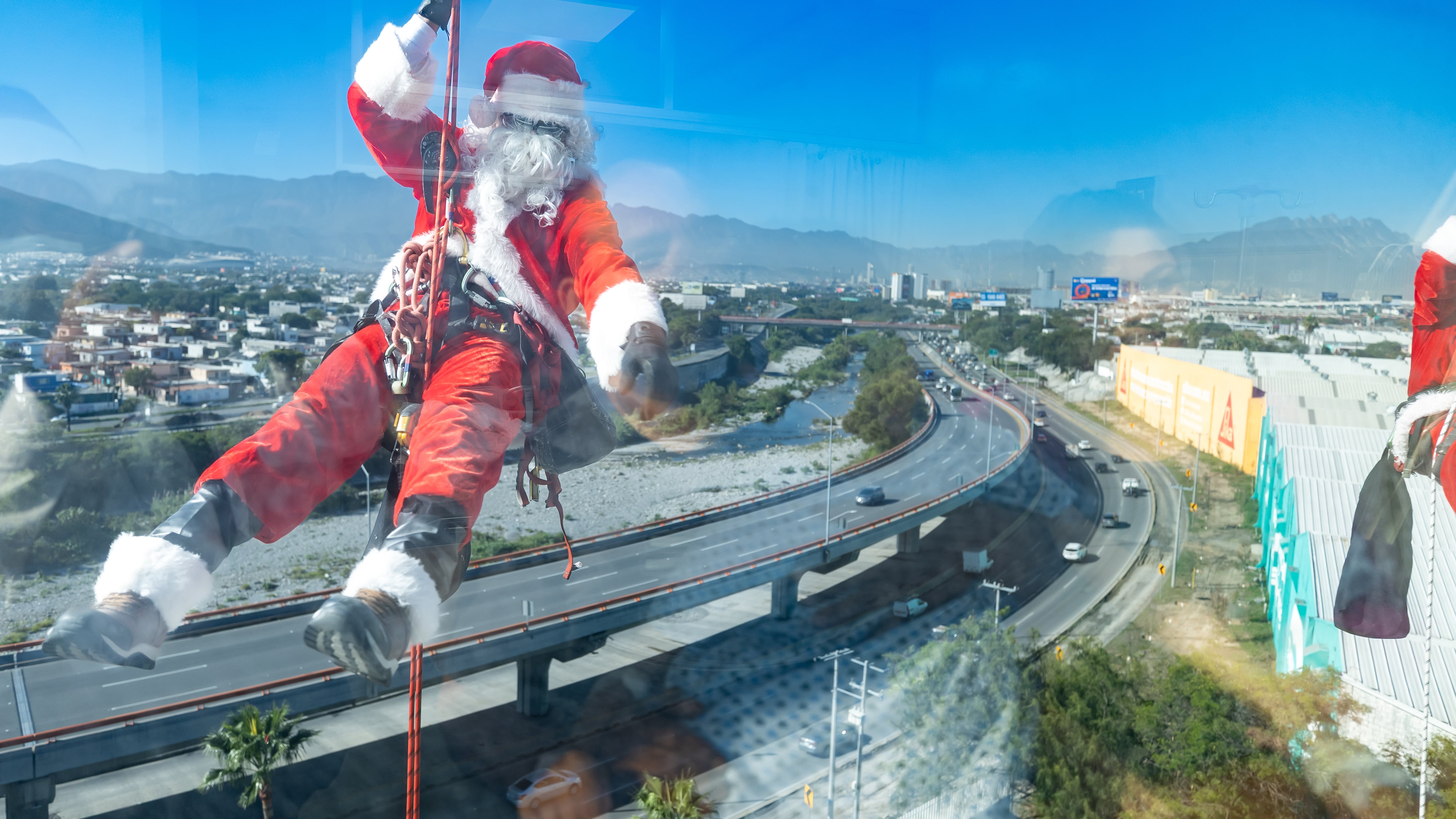Santa Claus visitó a los niños del hospital para darles un poco de alegría.