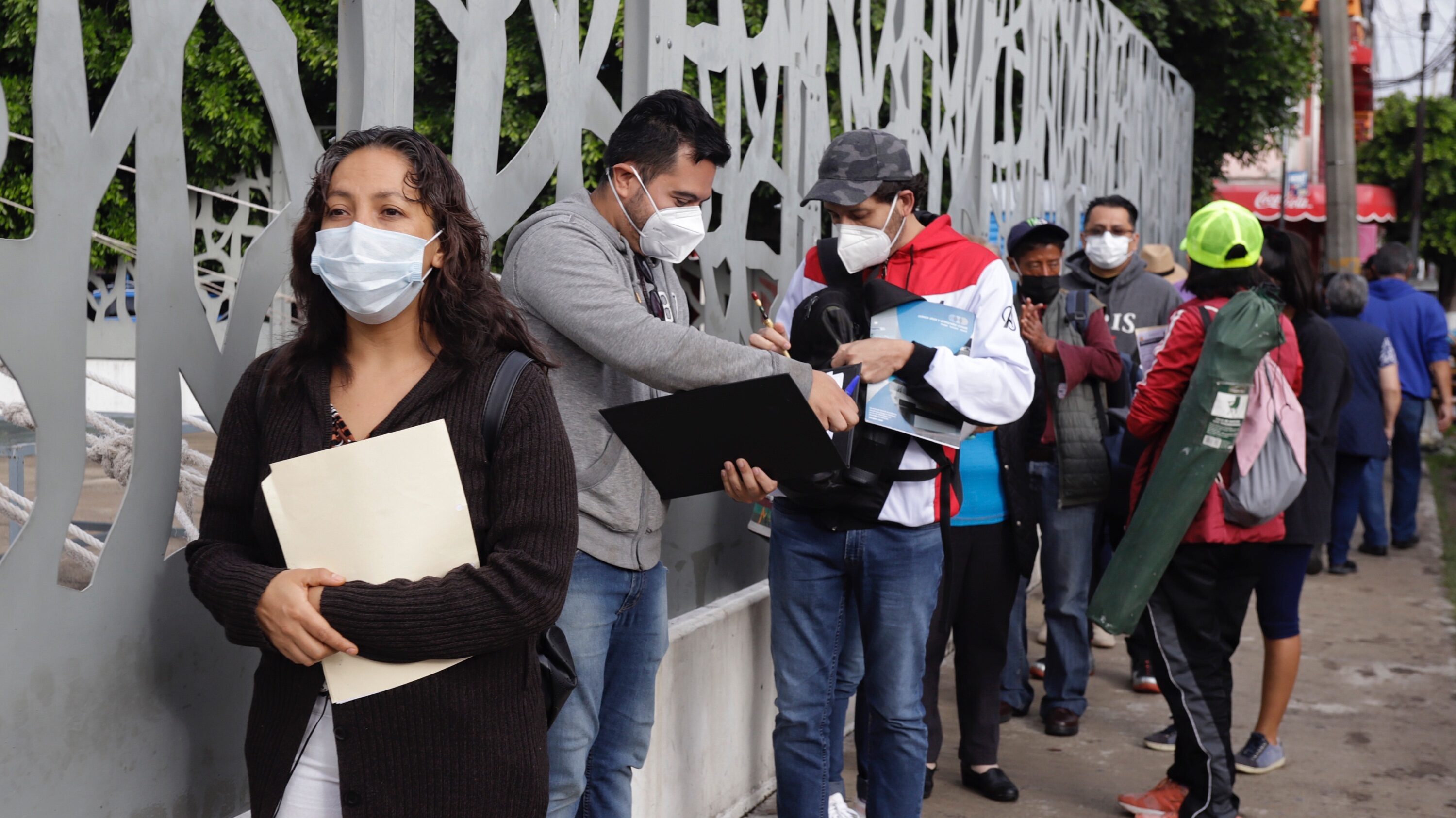 Sugieren a personas no consumir alcohol después de vacunarse