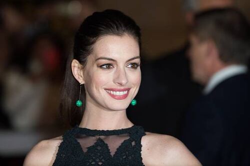 Filtran fotografías de Anne Hathaway sin ropa con su esposo en la cama