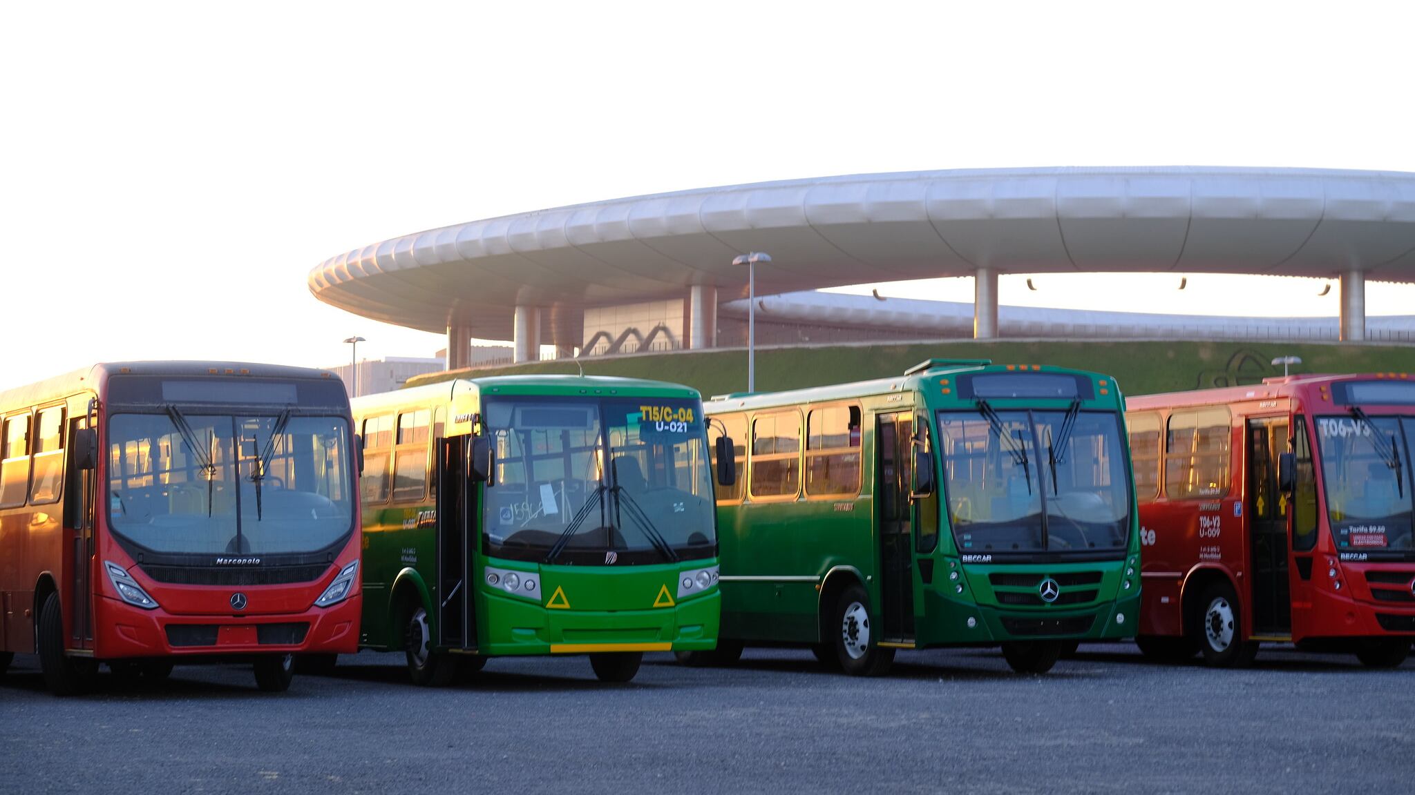 La explanada del Estadio Akron fue donde se hizo la presentación de las unidades.