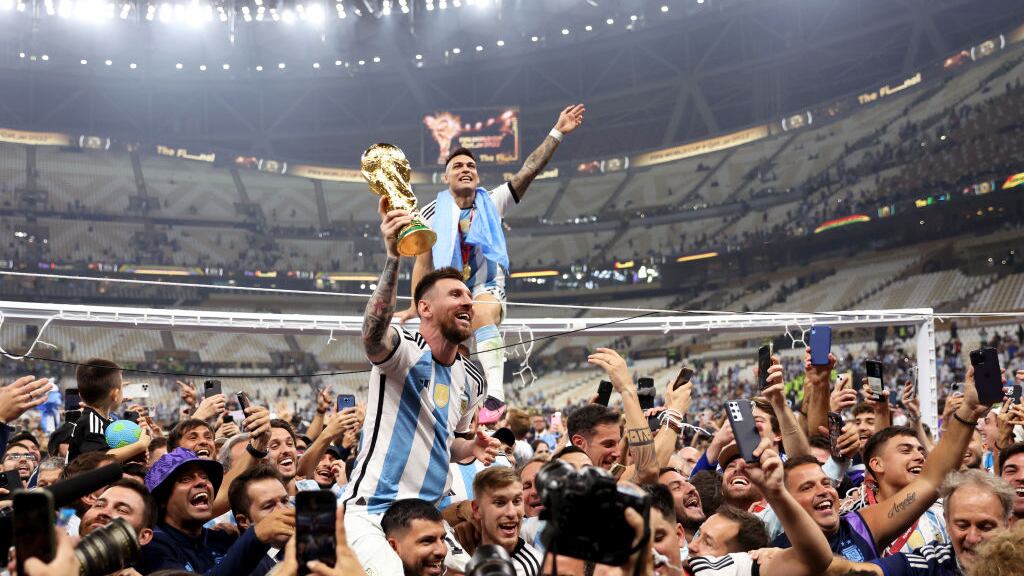 Messi recorrió el Estadio Lusail con un trofeo falso.