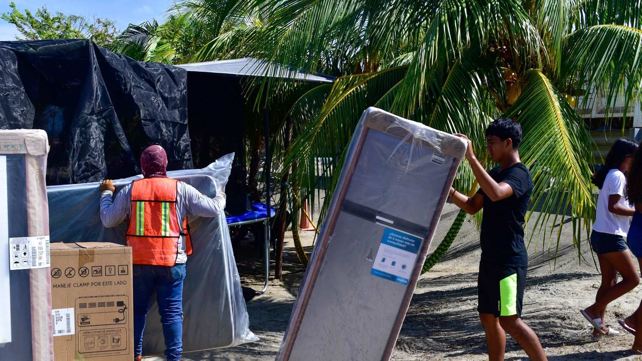 ACAPULCO, GUERRERO, 06NOVIEMBRE2023.- Ha iniciado la entrega por parte del gobierno federal de enseres domésticos a las familias afectadas por el huracán Otis en la Zona Diamante de Acapulco. FOTO: CARLOS ALBERTO CARBAJAL/CUARTOSCURO.COM