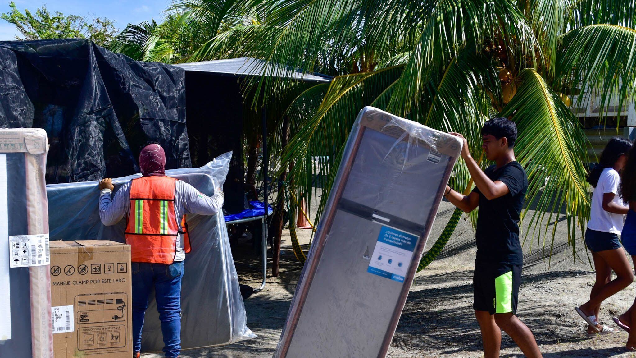 ACAPULCO, GUERRERO, 06NOVIEMBRE2023.- Ha iniciado la entrega por parte del gobierno federal de enseres domésticos a las familias afectadas por el huracán Otis en la Zona Diamante de Acapulco. FOTO: CARLOS ALBERTO CARBAJAL/CUARTOSCURO.COM