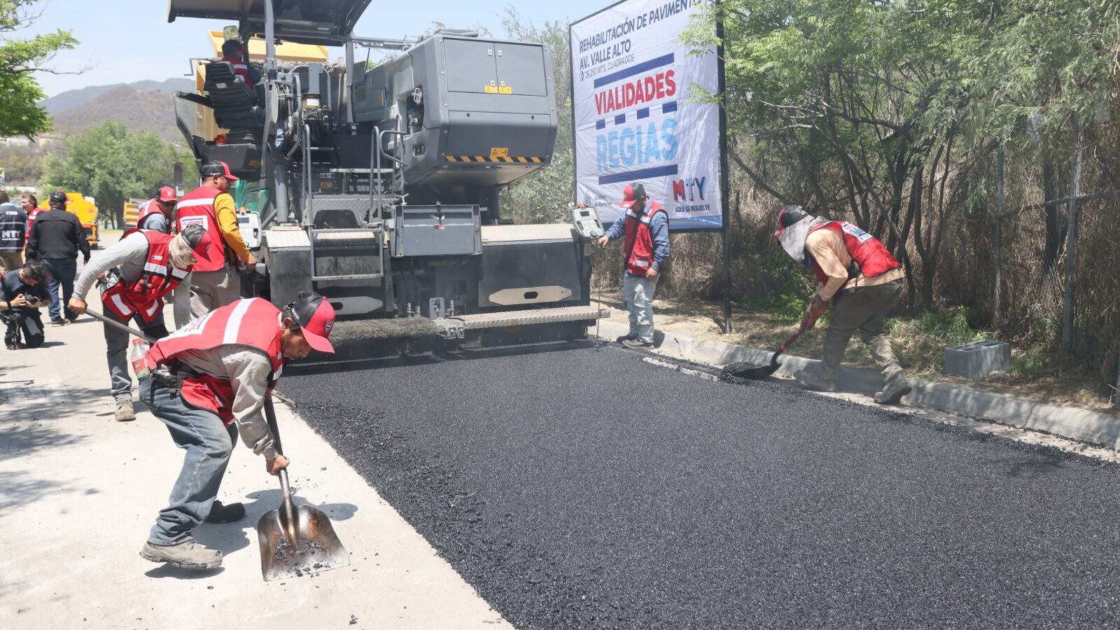 De forma simultánea se comenzó a pavimentar en otras ocho áreas.