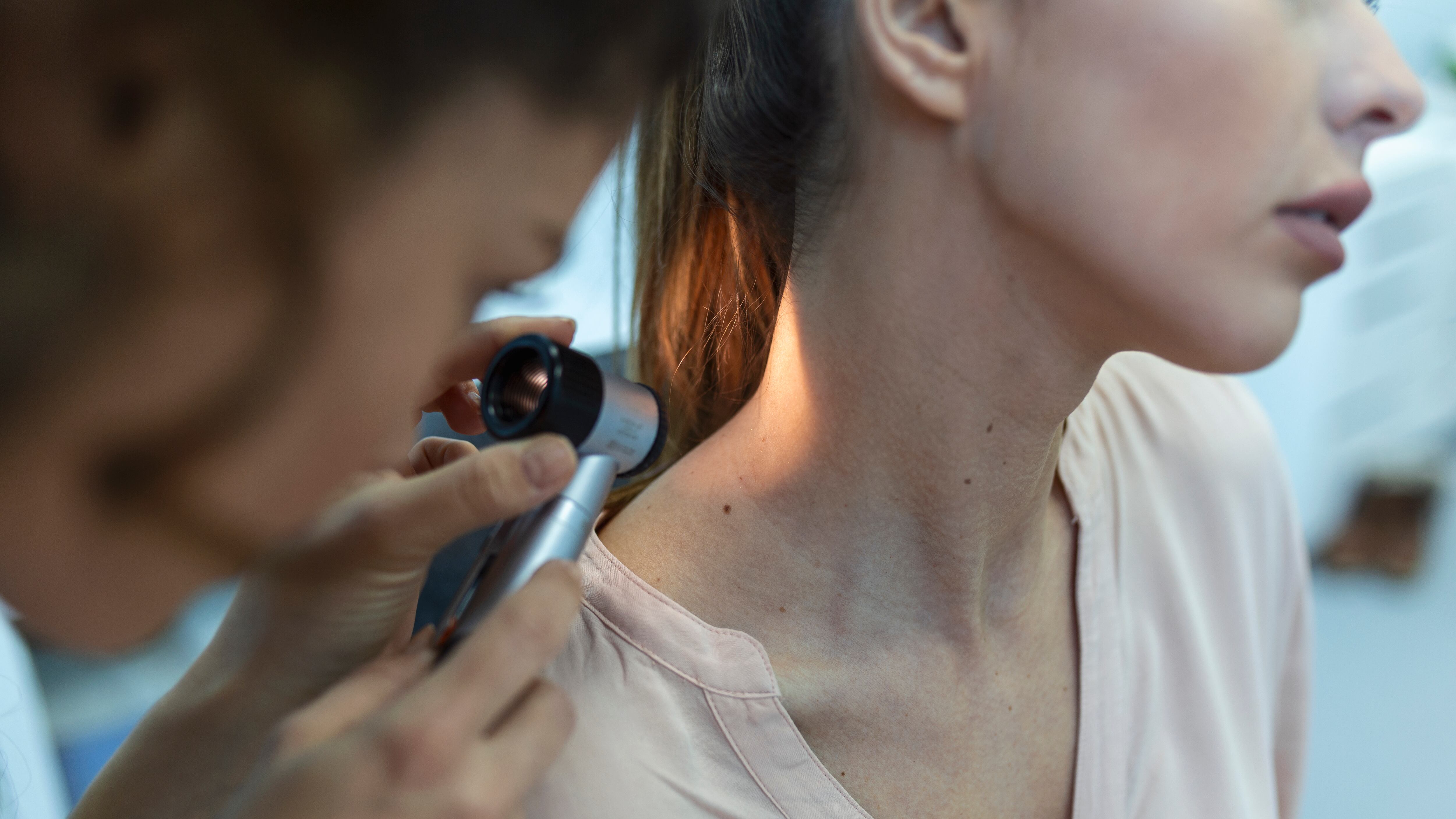 ¿Qué causa estas lesiones benignas, por qué no son verrugas y cuáles son los tratamientos rápidos y sin dolor para eliminarlas? La dermatóloga Ana Lorena González Botello nos responde estas interrogantes