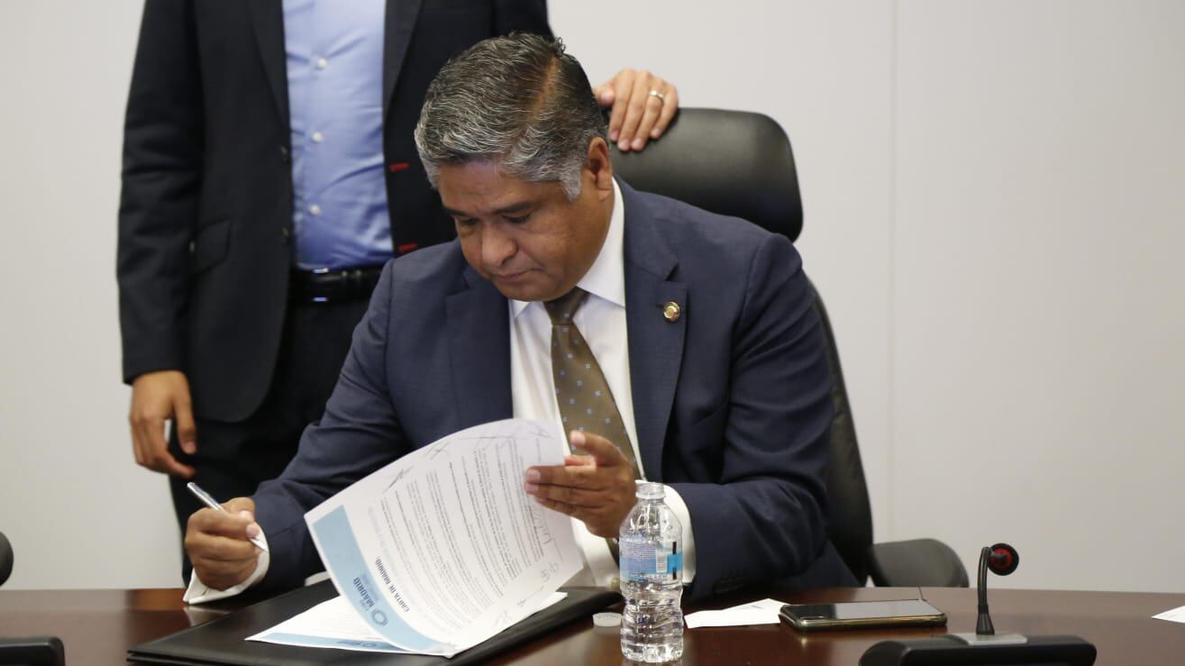Senador Víctor Fuentes, durane la firma de la Carta Madrid