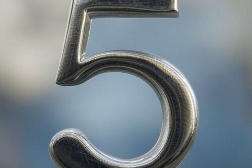 ¿Cuál es el significado del 5 en numerología respecto al amor y el dinero?