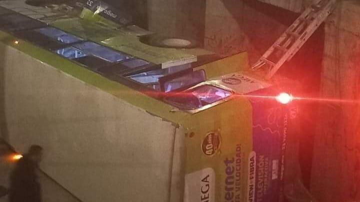 La unidad cayó desde una altura de cinco metros dentro del canalón.