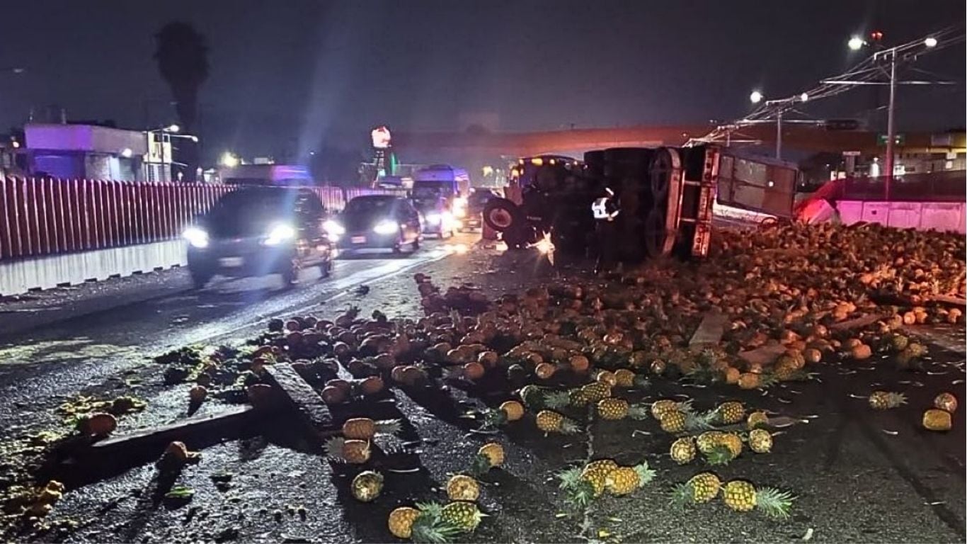 Tráiler se voltea en la México-Puebla