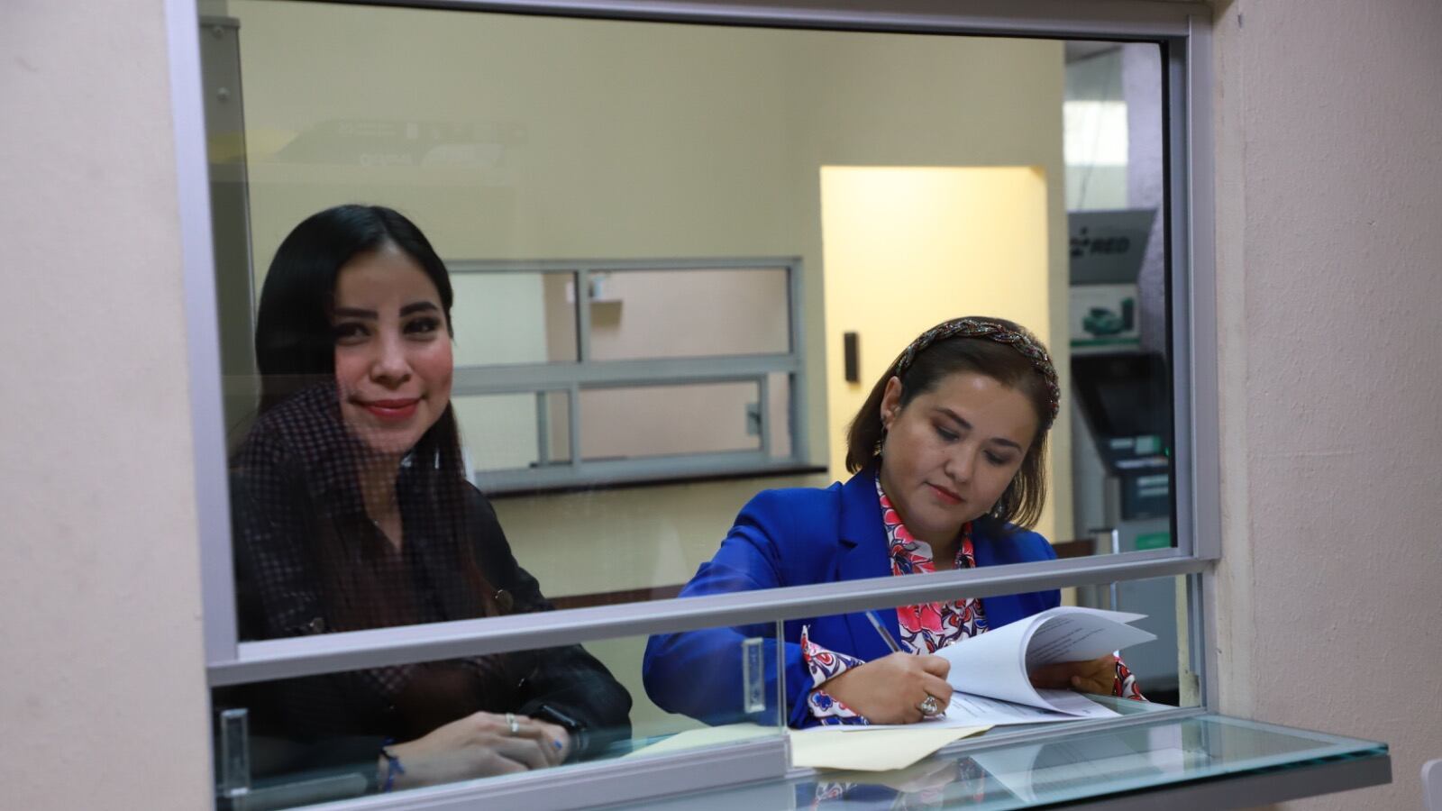 Lilia Olivares y Nancy Olguín presentaron el exhorto en la Oficialía de Partes del Congreso.