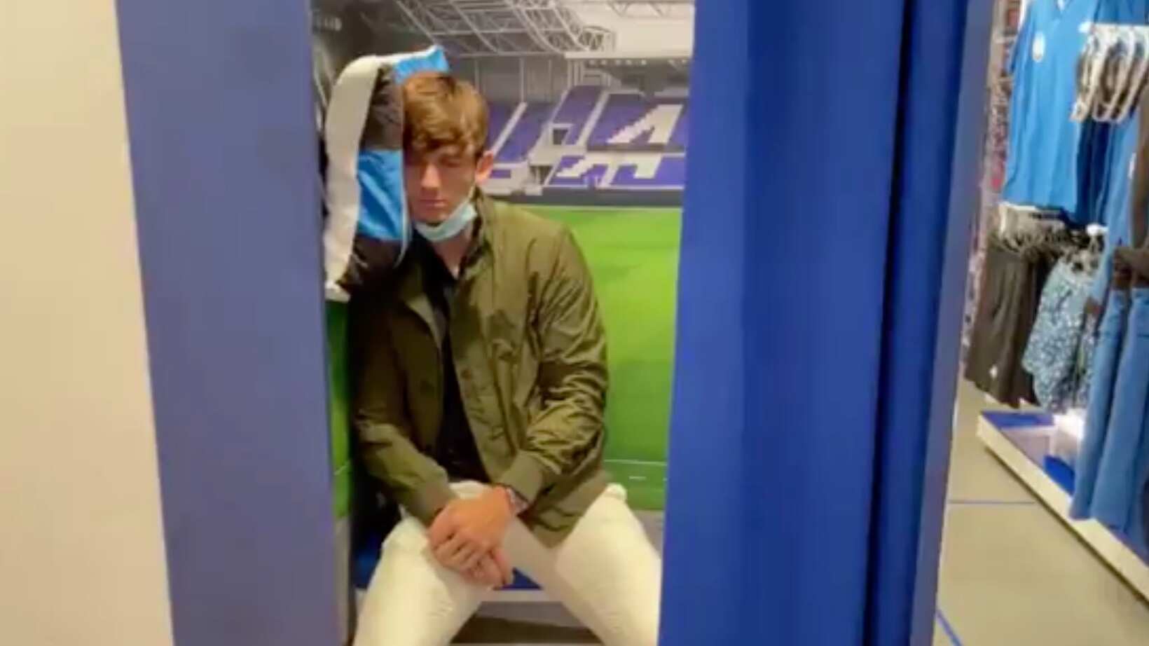 Futbolista organiza firma de autógrafos pero no se presenta ningún aficionados