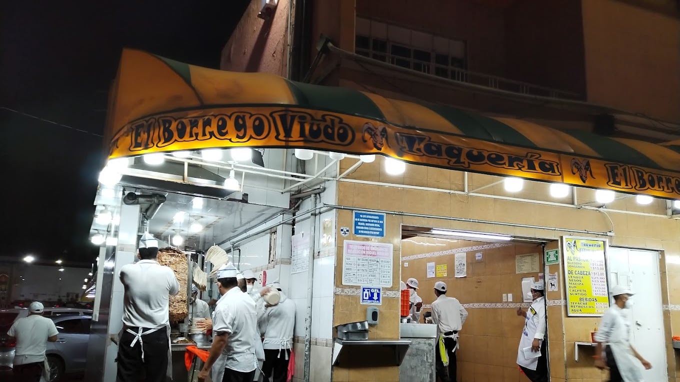 Los videos del momento de las agresiones en la taquería circularon en redes sociales. (Especial)