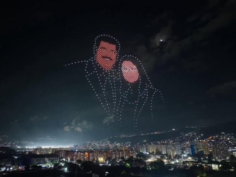 Show de drones iluminó el cielo de Caracas con mensajes en apoyo al presidente Nicolás Maduro y a la primera dama Cilia Flores durante un evento realizado en Fuerte Tiuna.