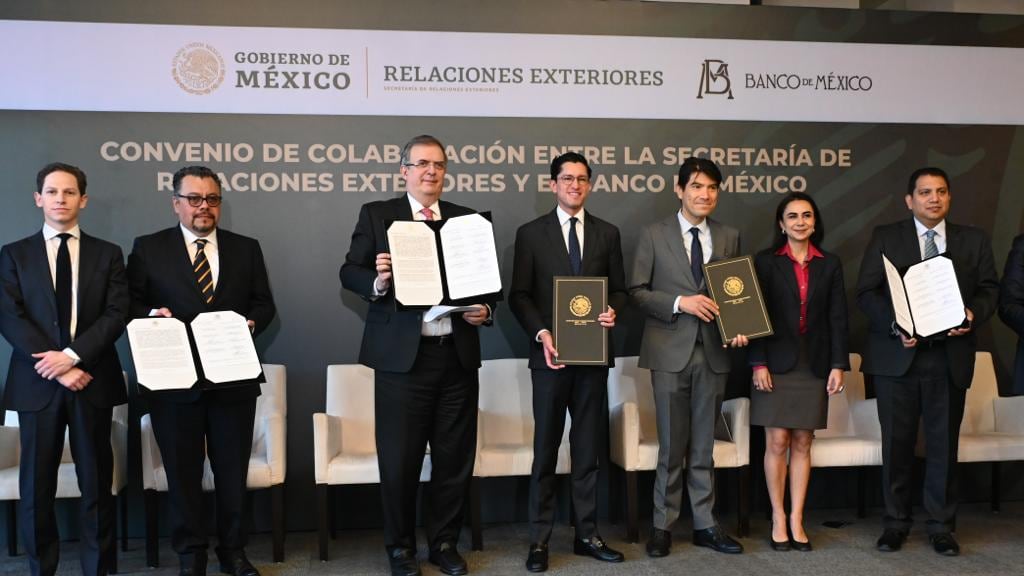 SRE y Banxico firman convenio para aceptar matrículas consulares y pasaportes en bancos
