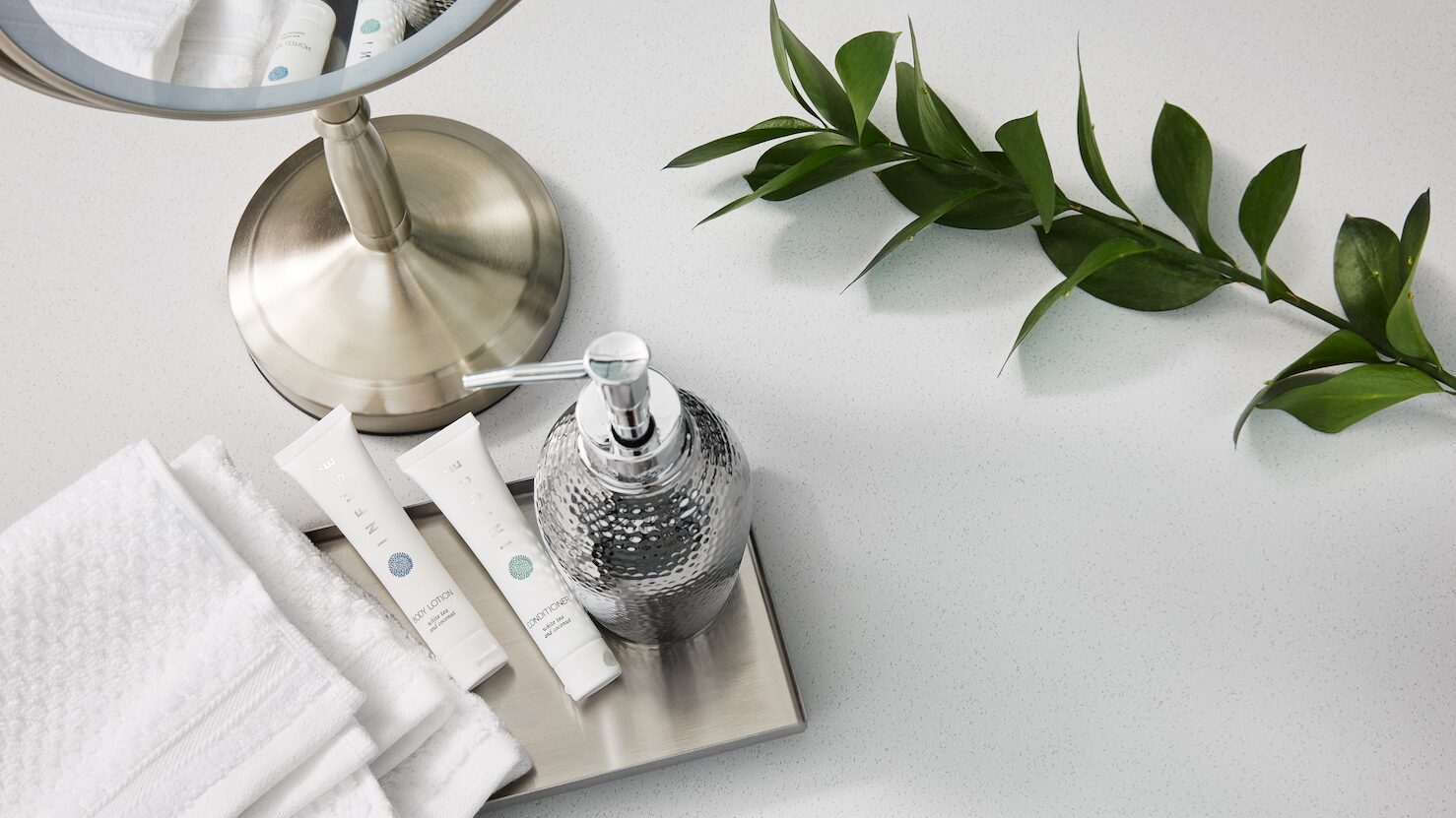 Cambia las superficies de tu baño y dale un look atemporal