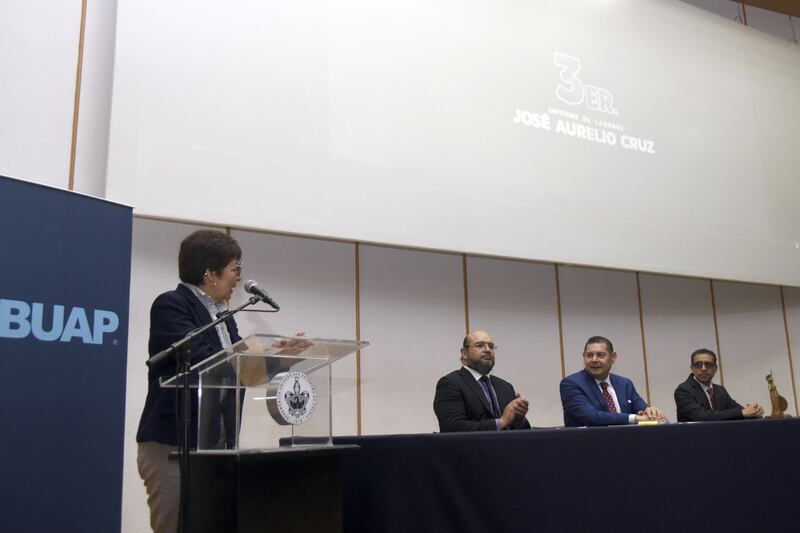 Entrega Facultad de Administración la Minerva al Mérito Académico a Alejandro Armenta