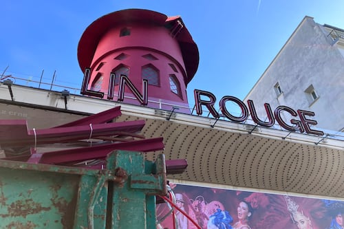 Se desploman las aspas del emblemático Moulin Rouge en París