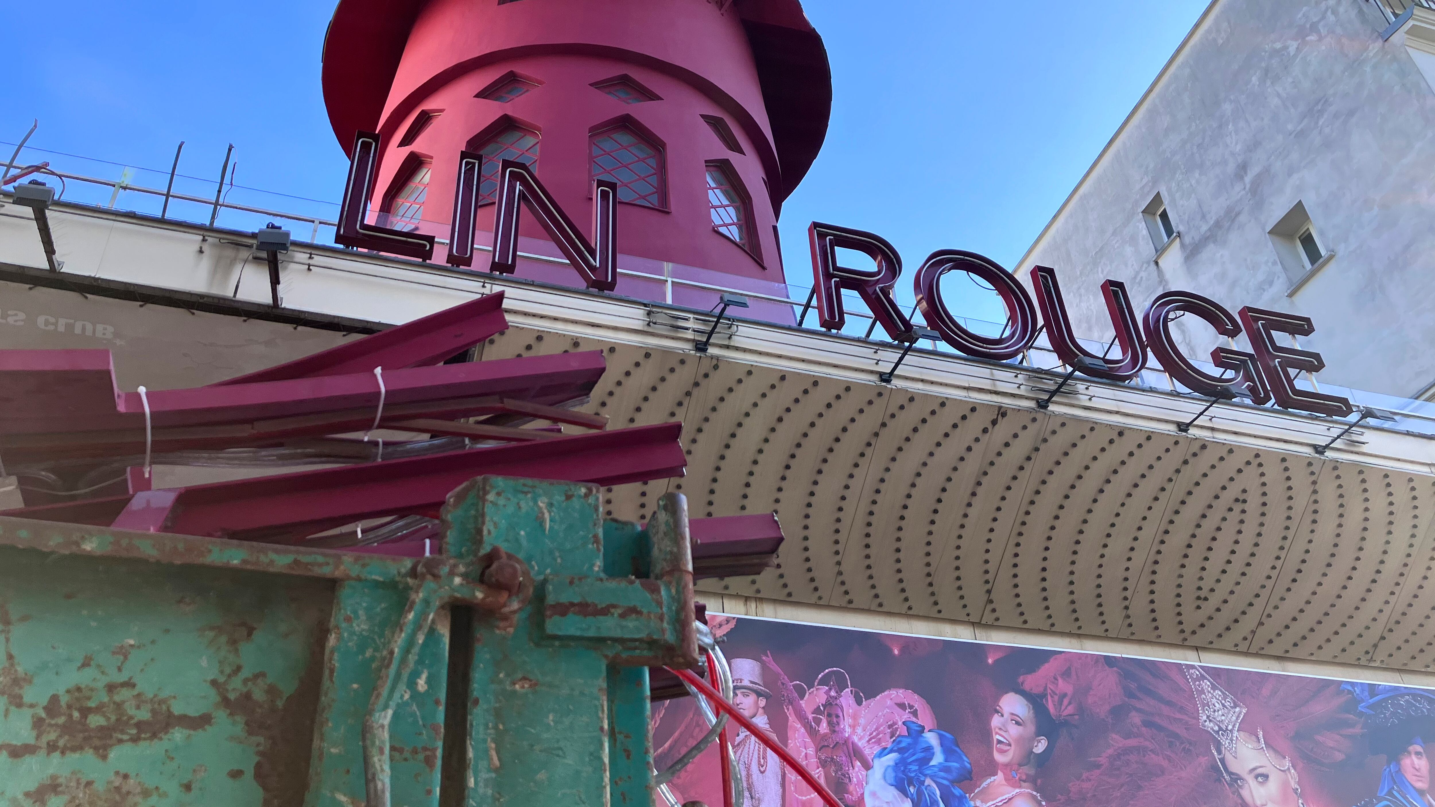 La fachada del Moulin Rouge se ha visto afectada de madrugada