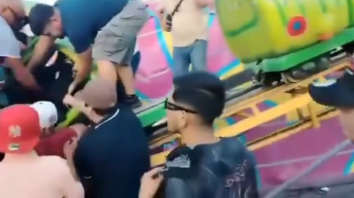 La mujer fue auxiliada por otros usuarios del juego mecánico y después llegaron los paramédicos.