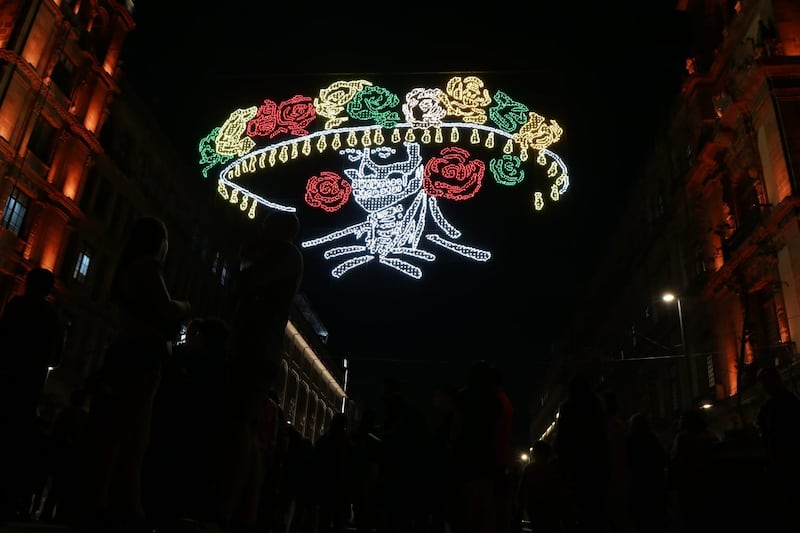 Encendido decorativo por el Día de Muertos en el Centro Histórico