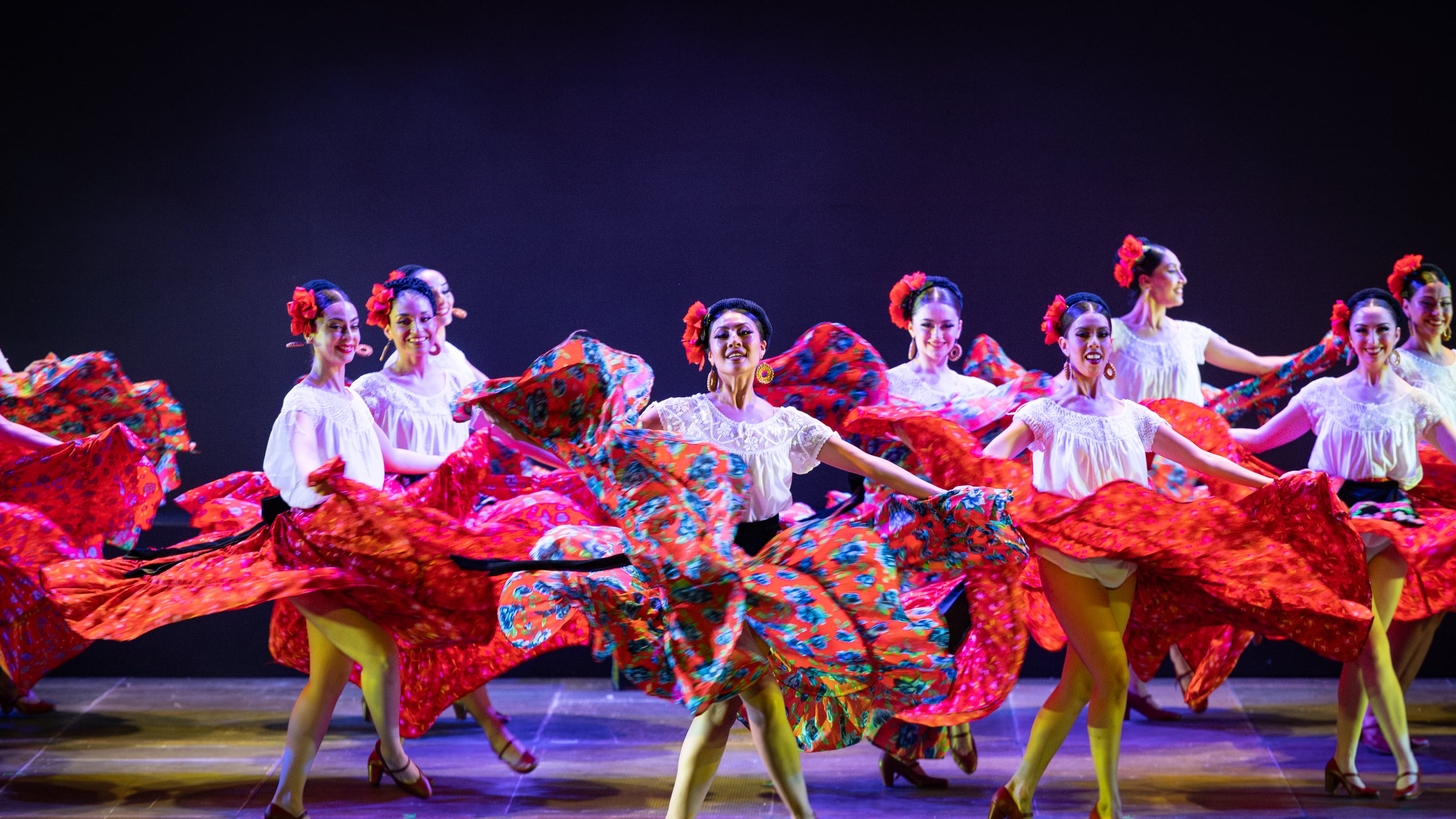 La colaboración ofreció un espectáculo memorable en la Explanada de la Alhóndiga, fusionando tradición veracruzana con energía sinfónica