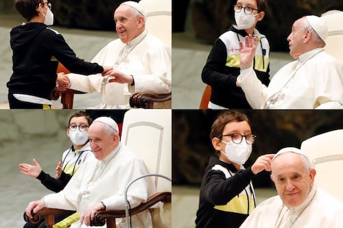 Niño persistente se roba la atención en audiencia papal