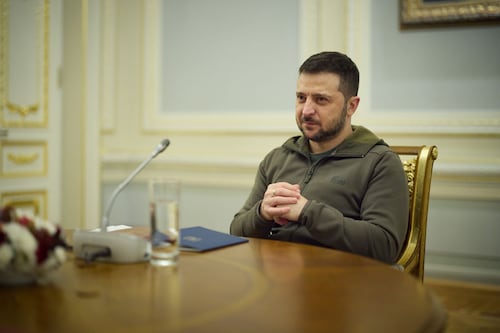 Asesor de Zelenski ve correcto castigar a ucranianos que “huyan” de la guerra