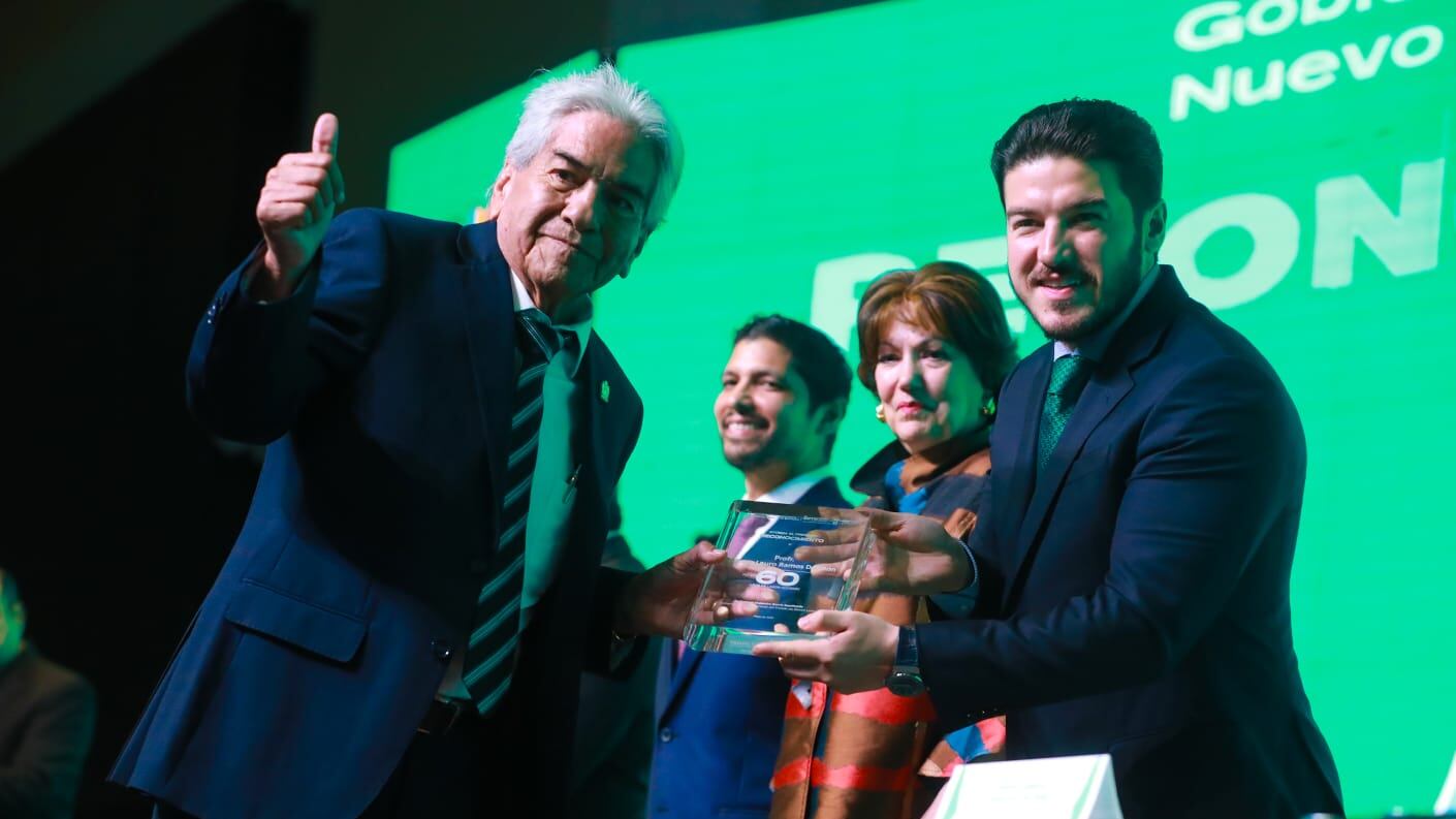 Se otorgó el Premio Ignacio Manuel Altamirano a 552 docentes por 40 años de servicio.