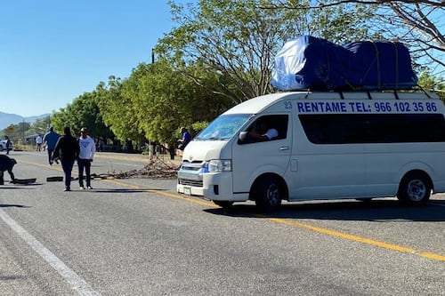Bloqueo de maestros desata caos en carreteras de Oaxaca