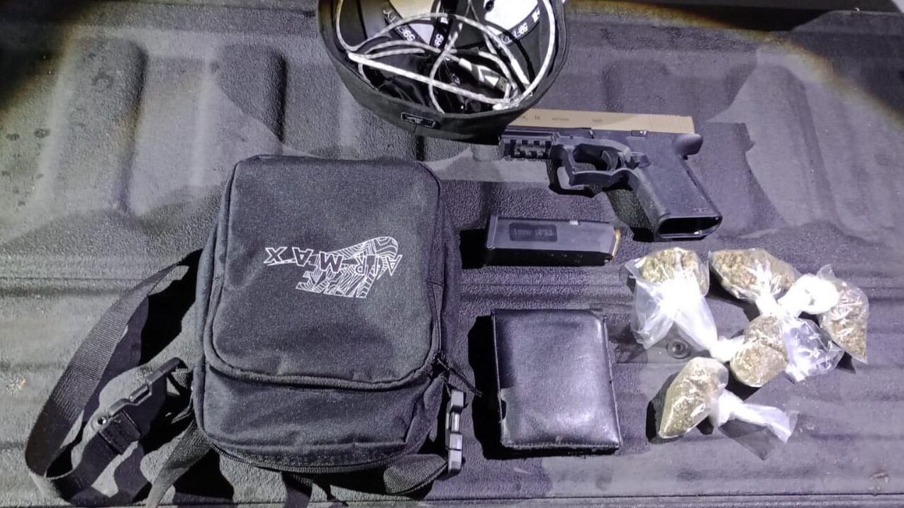 Al registrarlo le encontraron cinco envoltorios de plástico y la .9 milímetros.