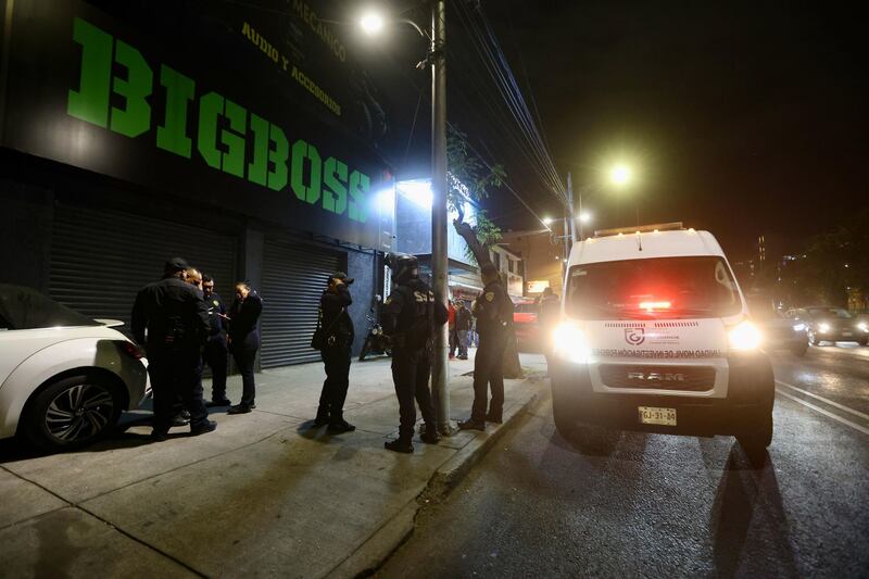 Un hombre perdió la vida al ser atacado con un arma de fuego, esto mientras se encontraba al interior de un taller mecánico en la alcaldía Coyoacán, primeros reportes indicaron que se trataba de Álvaro Ramírez, funcionario del municipio de Nezahualcóyotl.