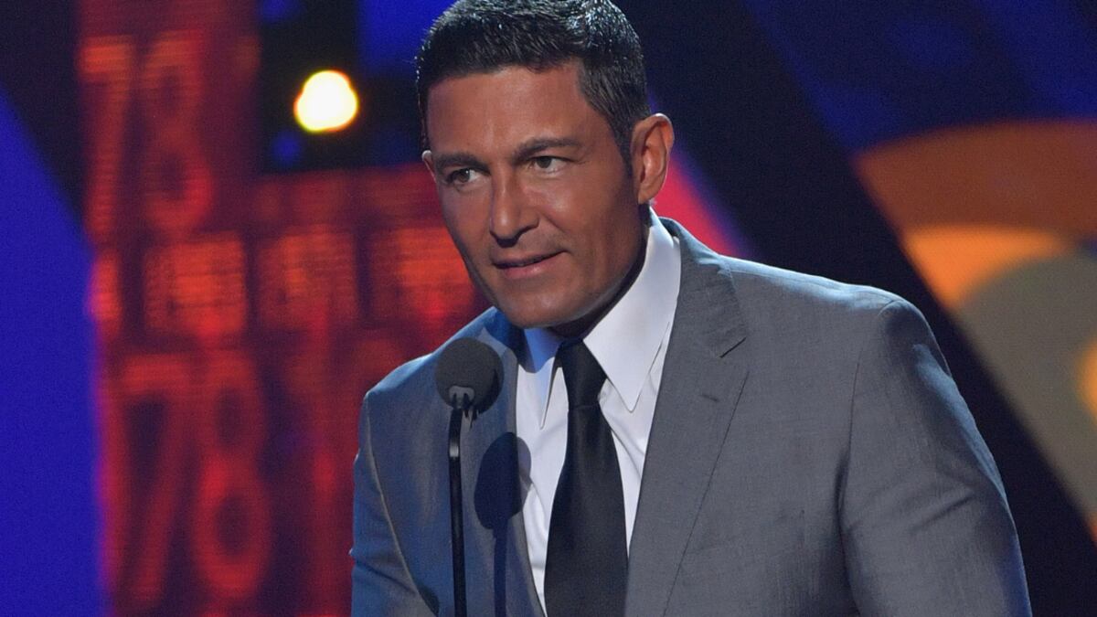 Revelan que Fernando Colunga dio la bienvenida a su primer hijo a los 57 años.