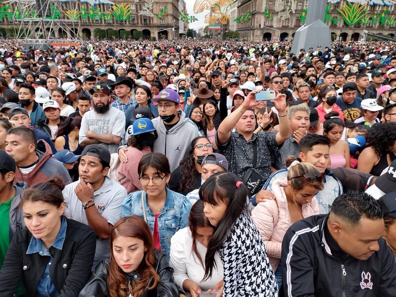 Grupo Firm en el Zócalo de la CDMX: asistentes se desmayan