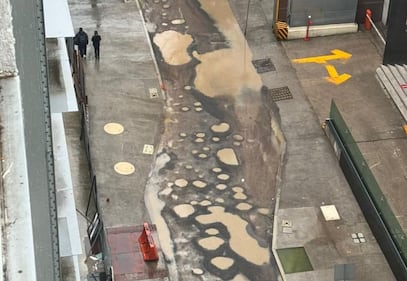 Enormes baches convierten calle de Polanco en una 'zona de guerra'