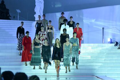En una noche mágica, el icónico Museo Soumaya tuvo una visita de glamour para recibir a la supermodelo brasileña Alessandra Ambrosio, quien se desfiló en una pasarela inolvidable. La modelo brilló en cuatro apariciones, cautivando a los presentes con su elegancia y carisma.

El evento reunió a diversas celebridades, destacando la presencia de Dulce María, quien llegó acompañada de su esposo y disfrutó cada momento del desfile. La ex-RBD se mostró radiante y emocionada, compartiendo sonrisas y aplausos a lo largo de la velada.