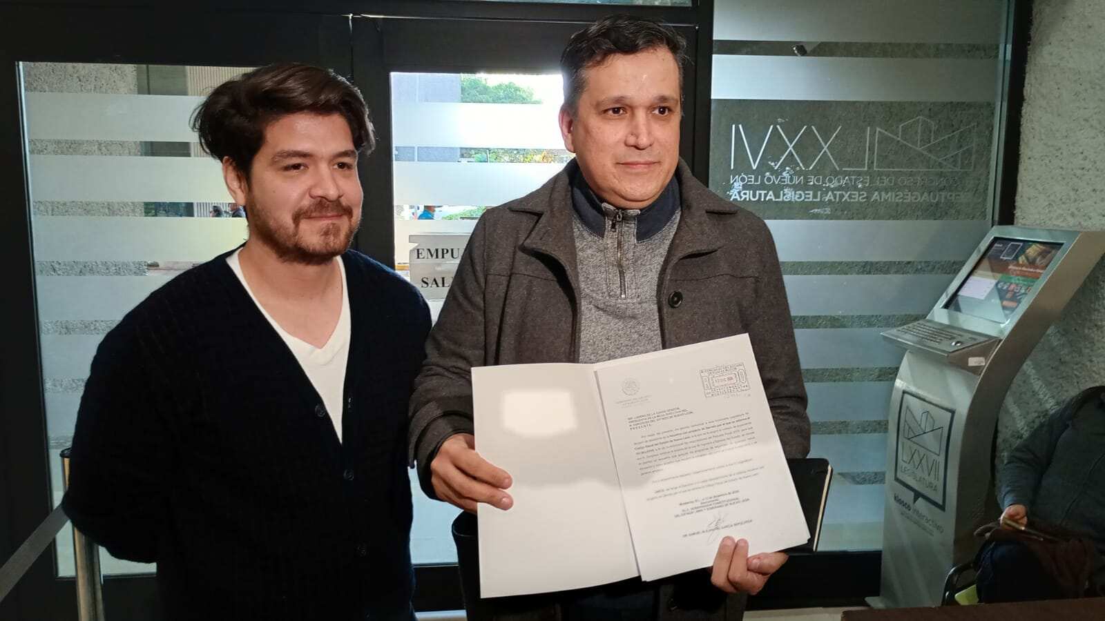 Carlín, consejero jurídico del Gobierno estatal presentó la documentación.