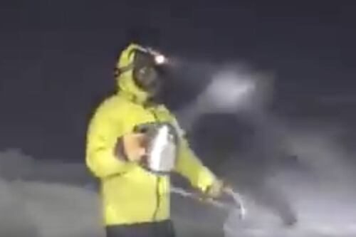 Meteorólogo muestra cómo las bajas temperaturas convierten agua hirviente en nieve