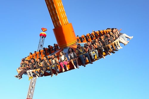 Juego mécanico detiene su curso y deja a varias personas suspendidas en el aire
