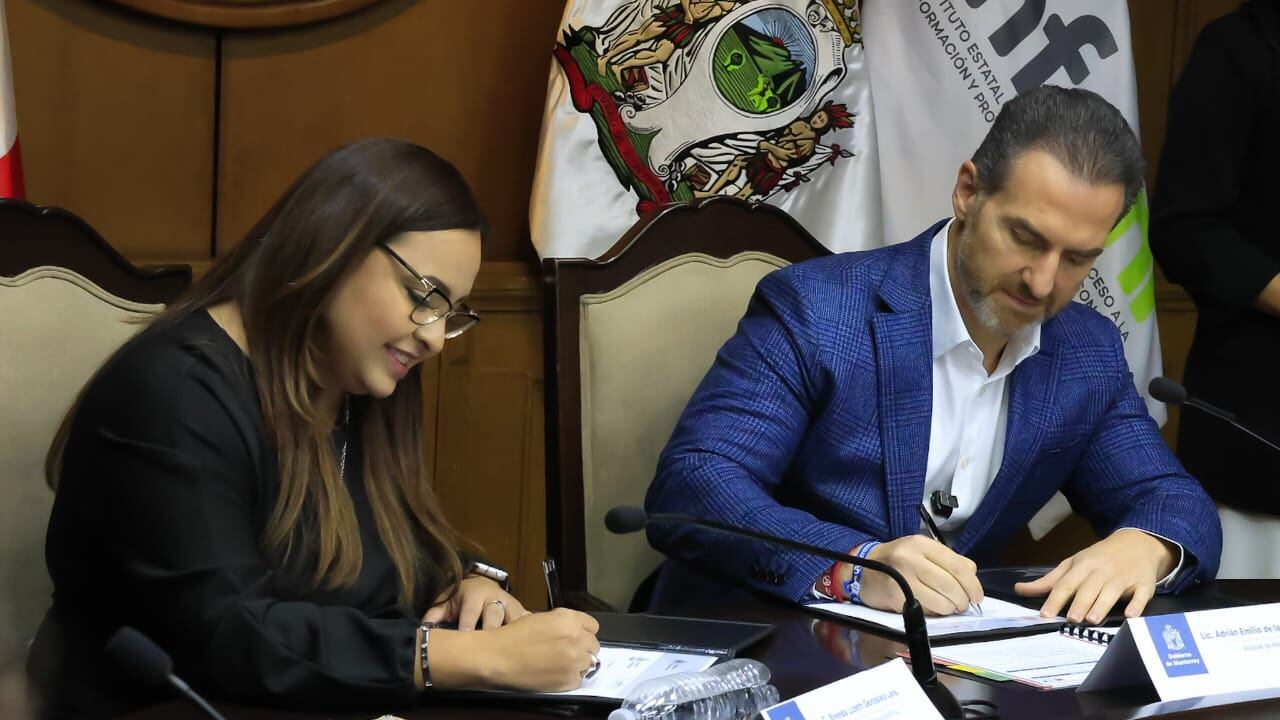 Brenda Lizeth González Lara, consejera presidenta del INFO NL y el alcalde Adrián de la Garza.