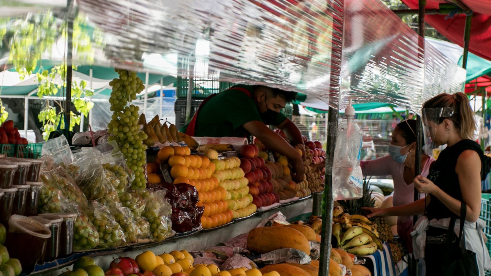 Los alimentos, bebidas alcohólicas y el tabaco son los productos más caros y los que más roban dinero al poder de compra de los mexicanos.