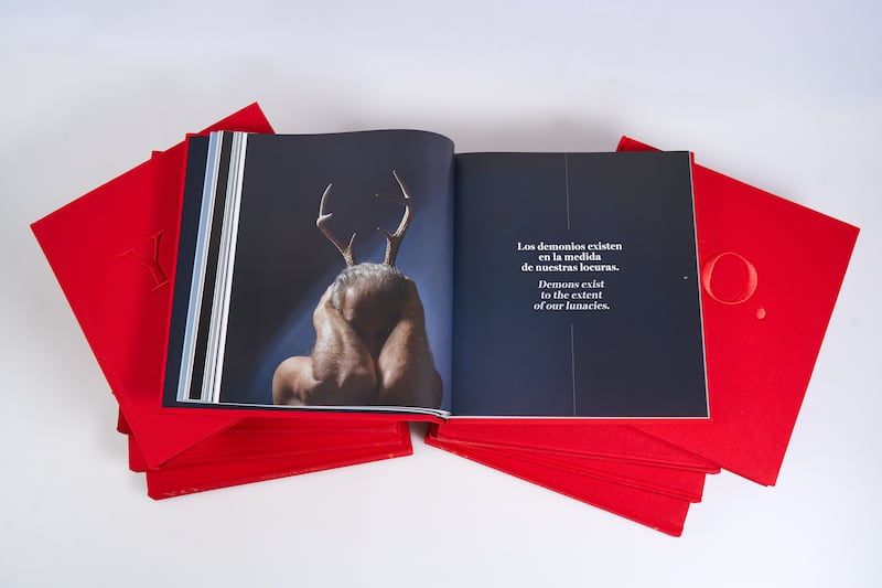 En esta obra Ricardo Elias convierte 26 años de columnas en objeto de arte con fotografía conceptual y pensamiento crítico