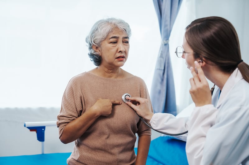 Un estudio revela que pacientes atendidos por médicas tienen menor mortalidad