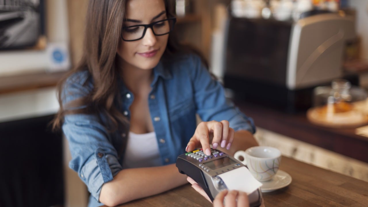 El 80% mexicanos pierden el rastro de sus gastos y, por ello, son vulnerables a contratar deudas que no pueden pagar, alertaron especialistas.