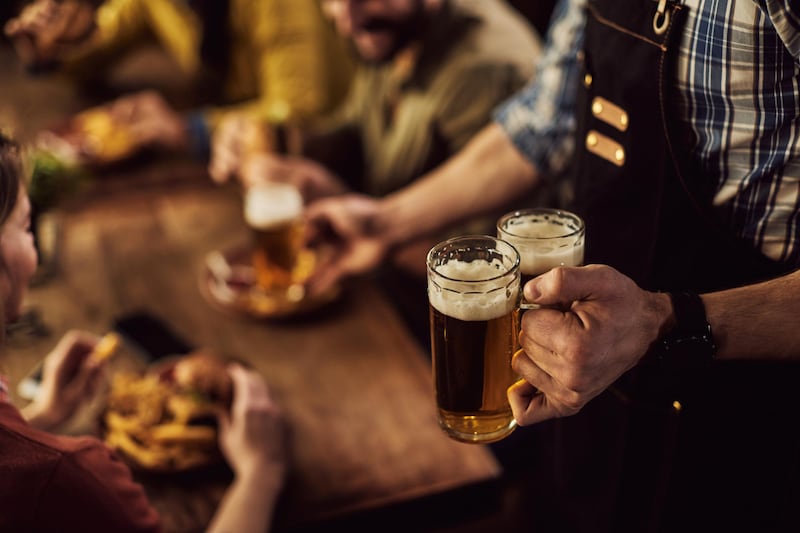 Aprende a distinguir una cerveza premium: técnicas de cata profesional