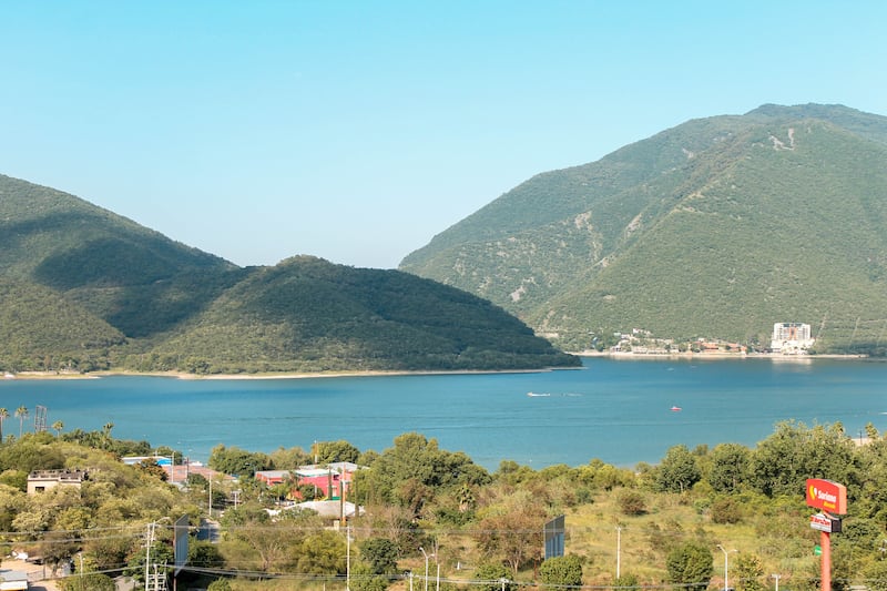 A las faldas del Cerro de la Silla, la capital regiomontana combina industria, naturaleza y espacios públicos que hoy la posicionan como uno de los destinos urbanos más dinámicos del norte del país