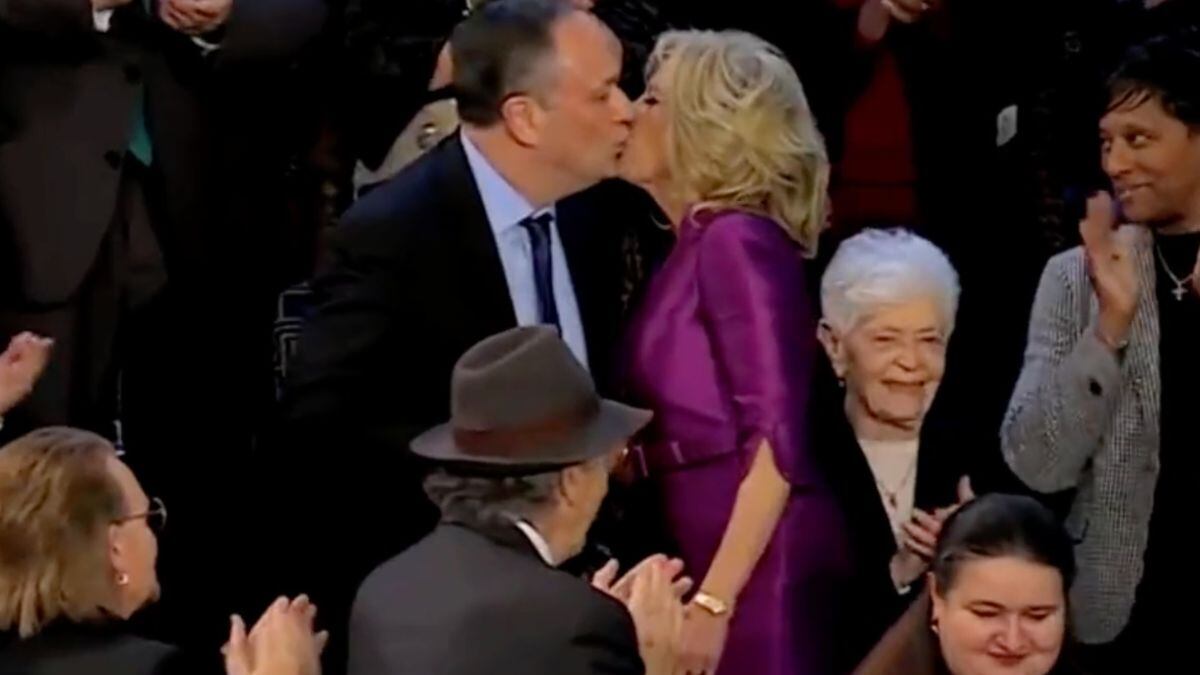 Jill Biden. primera dama de EU, besa a esposo de vicepresidenta Kamala Harrys.