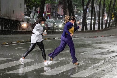 ¿A qué hora lloverá hoy en CDMX y Edomex? Alertan por chubascos esta tarde